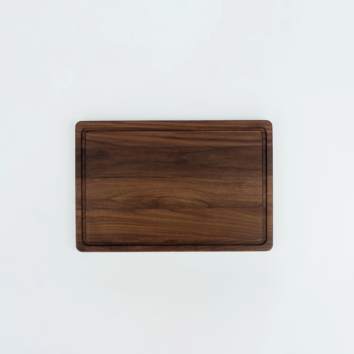 Planche à découper en noyer massif 31×20cm – Gorge jus, finition cire dure, gravure artisanale